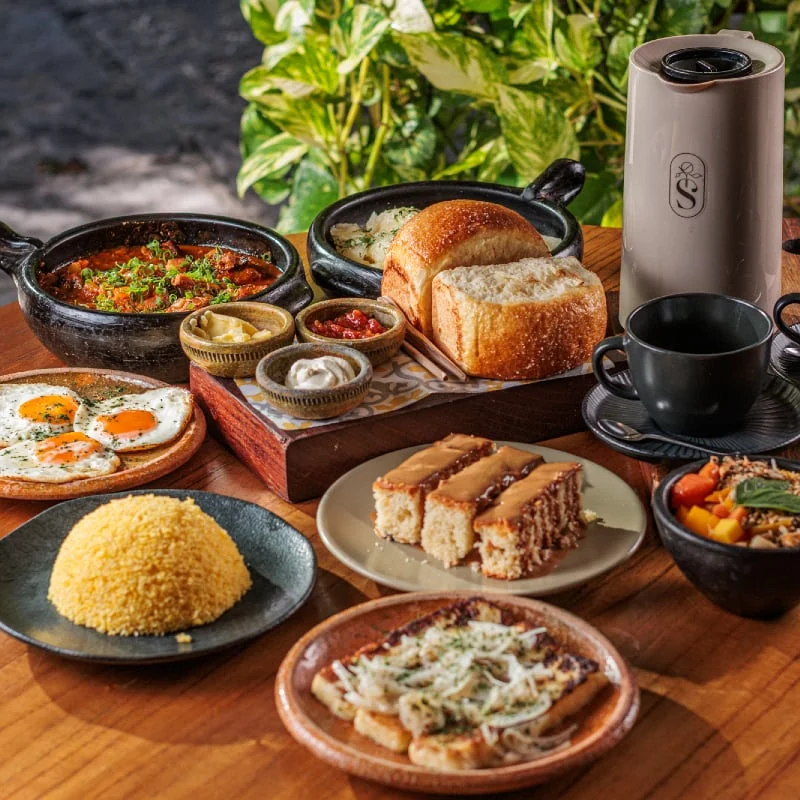 Proteína à escolha, do café da manhã do Arvo