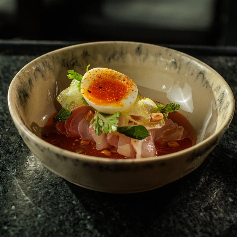 Peixe Crudo Namjim, do cardápio do Voar, em Boa Viagem