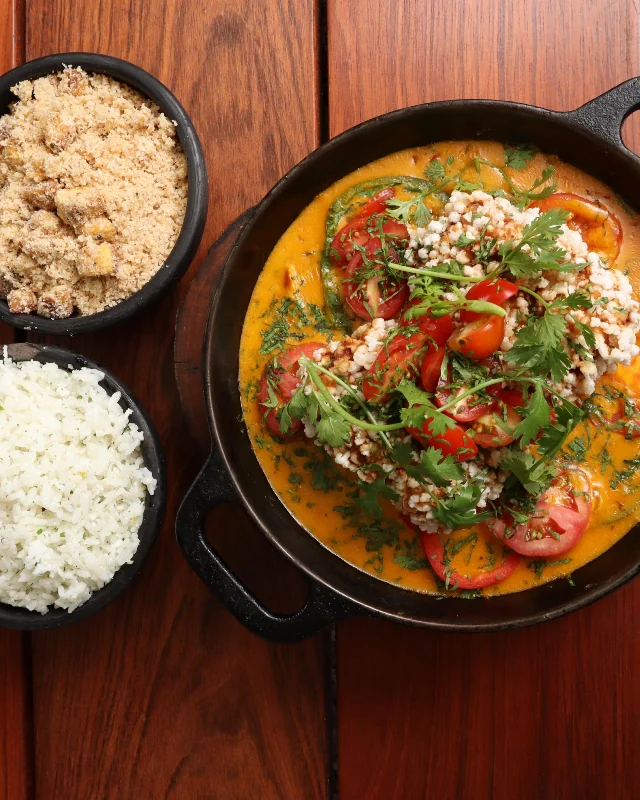 Moqueca de frutos do mar com peixe frito, do Arvo