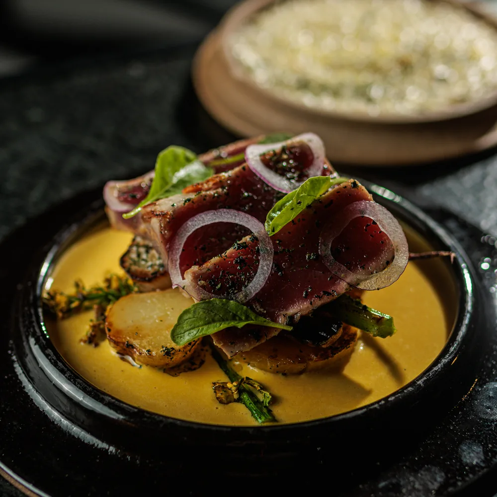 Atum laminado sobre creme de aji amarillo, no Voar