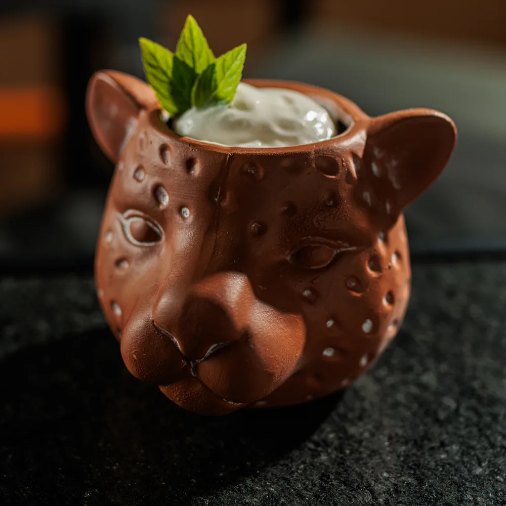 Cocktail autoral do Voar, servido em caneca de cerâmica
