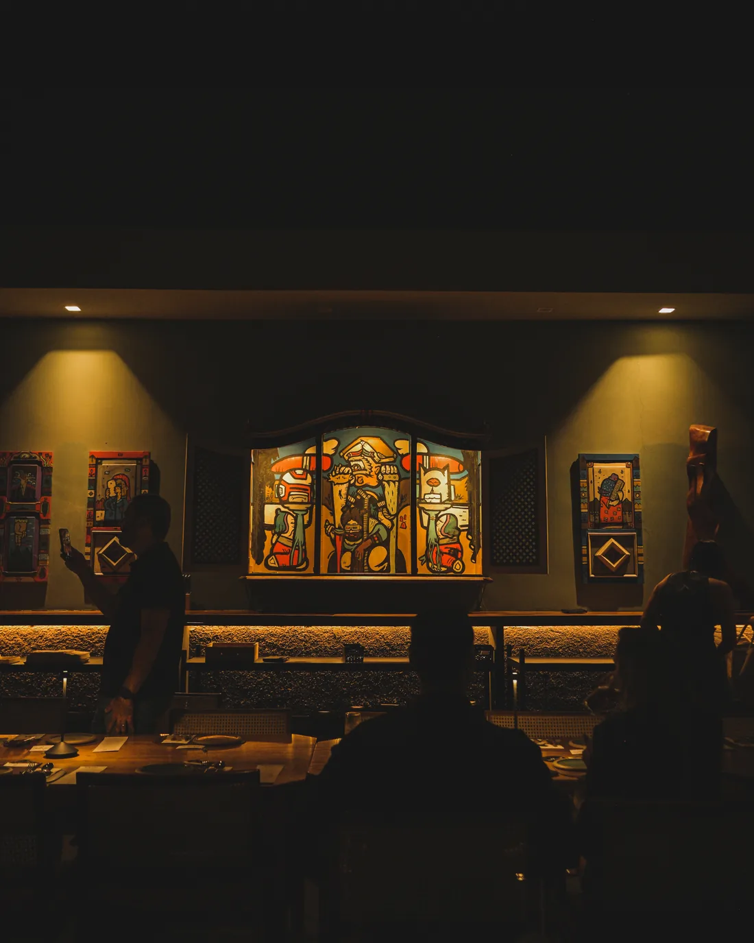 Salão do Voar à noite, com o painel de arte popular