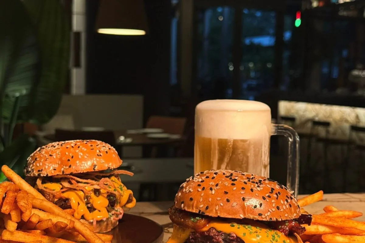 Hambúrgueres na brasa com fritas e chope, no Terra