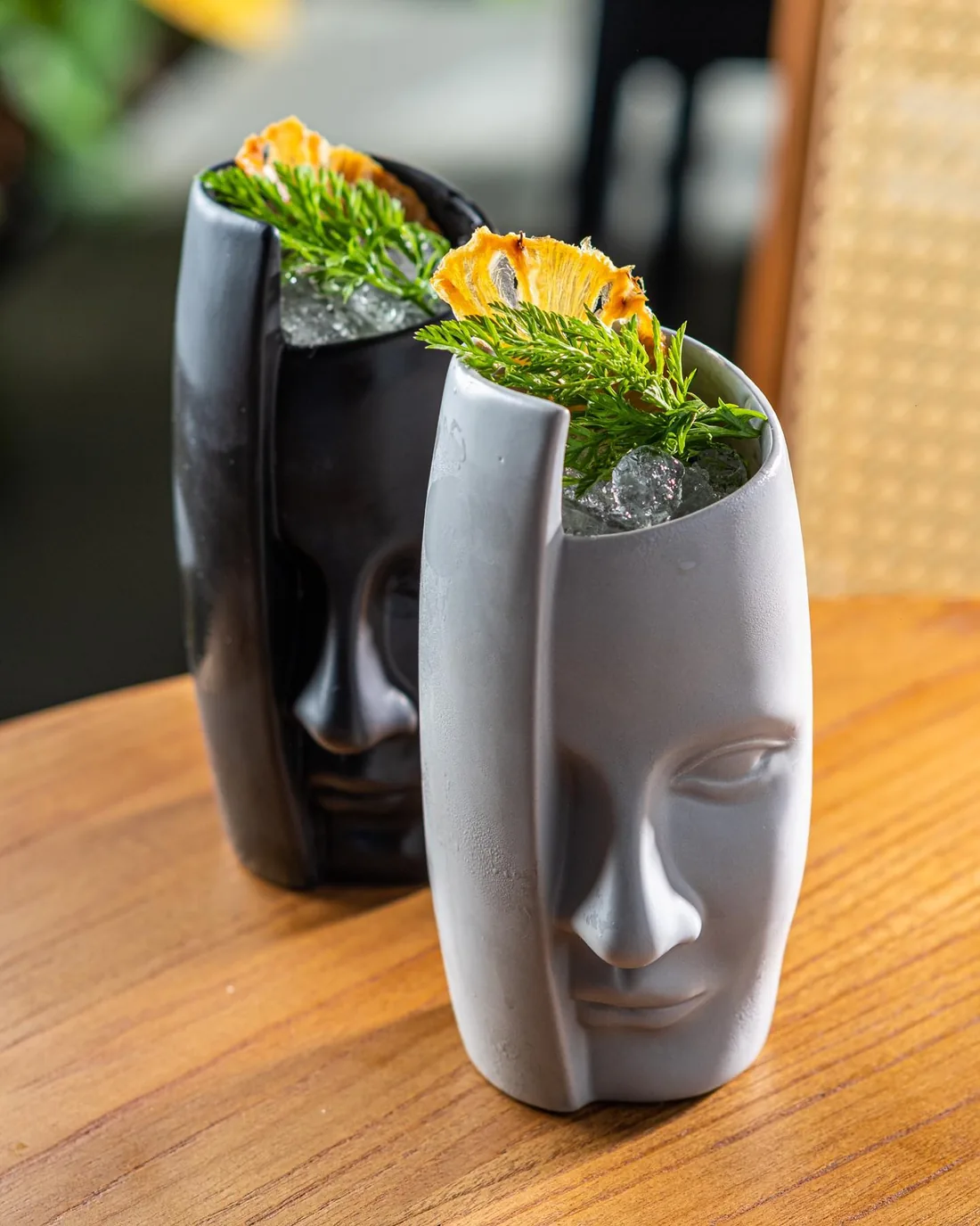 Drinks do Voar servidos em copos-escultura